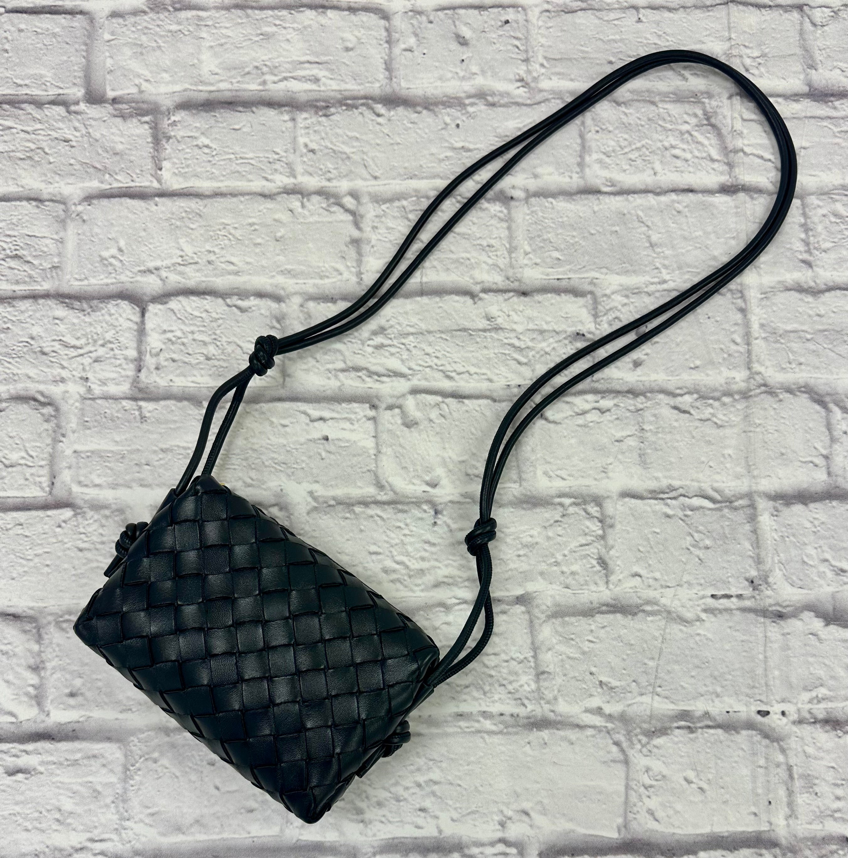 【関税込み】Bottega Veneta ブラック ミニ Loop カメラバッグ Bottega Veneta Black Intrecciato Mini Loop Camera Bag – The