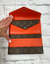 Load image into Gallery viewer, Louis Vuitton Monogram/Epi Flap Wallet

