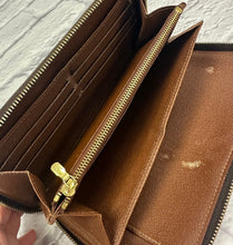 Load image into Gallery viewer, Louis Vuitton Monogram Full Zippy Organizer Wallet

