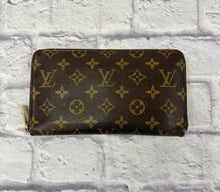 Load image into Gallery viewer, Louis Vuitton Monogram Full Zippy Organizer Wallet

