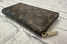 Load image into Gallery viewer, Louis Vuitton Monogram Full Zippy Organizer Wallet
