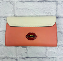 Load image into Gallery viewer, Gucci Animalier Broadway Tiger Head Clutch
