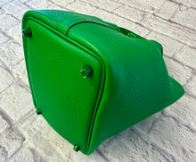 Load image into Gallery viewer, Hermes Picotin Lock 18 Bamboo Clemence Leather Metallic Green Hardware

