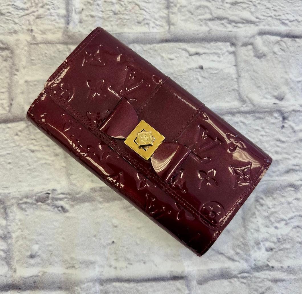 Louis Vuitton Vernis Sarah Noeud Wallet in Rouge Fauviste