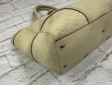 Load image into Gallery viewer, Gucci Ivory Medium Signoria Tote
