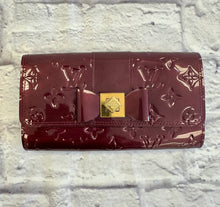 Load image into Gallery viewer, Louis Vuitton Vernis Sarah Noeud Wallet in Rouge Fauviste
