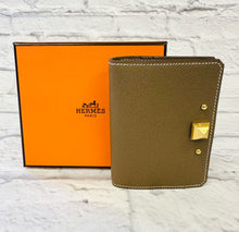 Load image into Gallery viewer, Hermes Medor Etoupe Gray Studded Card Holder
