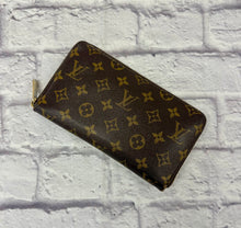 Load image into Gallery viewer, Louis Vuitton Monogram Full Zippy Organizer Wallet
