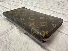 Load image into Gallery viewer, Louis Vuitton Monogram Full Zippy Organizer Wallet
