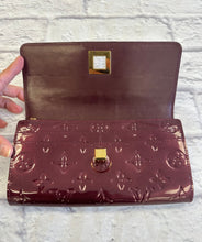 Load image into Gallery viewer, Louis Vuitton Vernis Sarah Noeud Wallet in Rouge Fauviste
