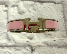Load image into Gallery viewer, Hermes Rose Candeu H Clic Bracelet GM
