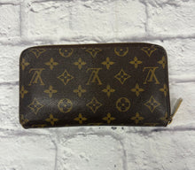 Load image into Gallery viewer, Louis Vuitton Monogram Full Zippy Organizer Wallet
