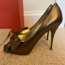 Load image into Gallery viewer, Valentino Gold Bow Pumps Size 37
