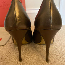 Load image into Gallery viewer, Valentino Gold Bow Pumps Size 37
