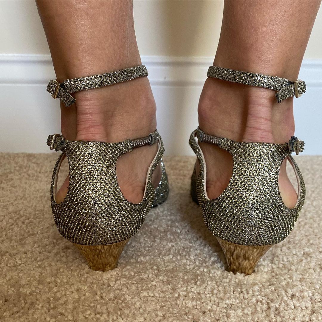 美品✨JIMMY CHOO Gold wedge Strap sandals Authentic Jimmy Choo Metallic Gold Wedge Sandal 36 – Paris