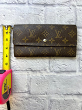 Load image into Gallery viewer, Louis Vuitton Monogram Snap Wallet
